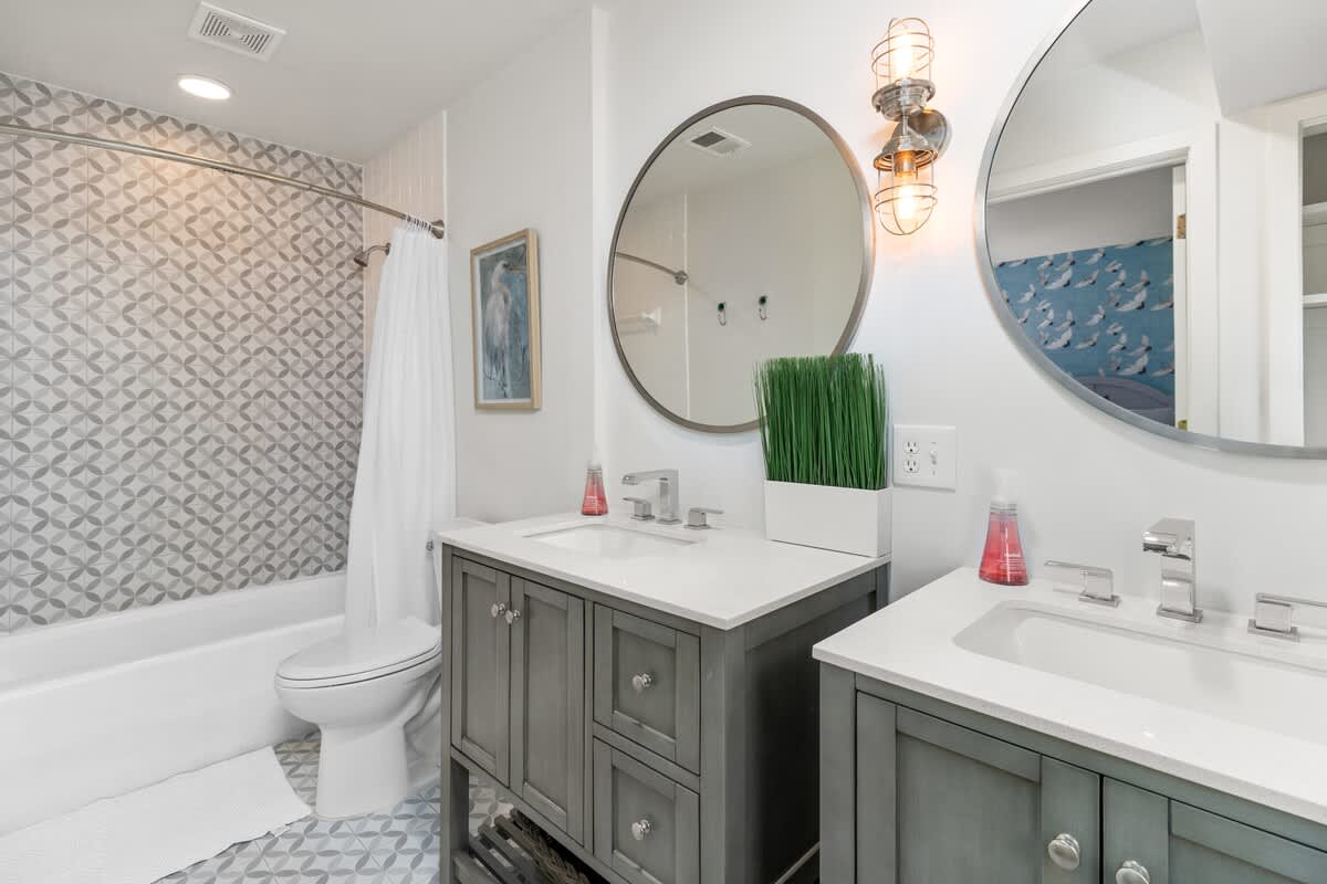Full bedroom en suite bath with tub