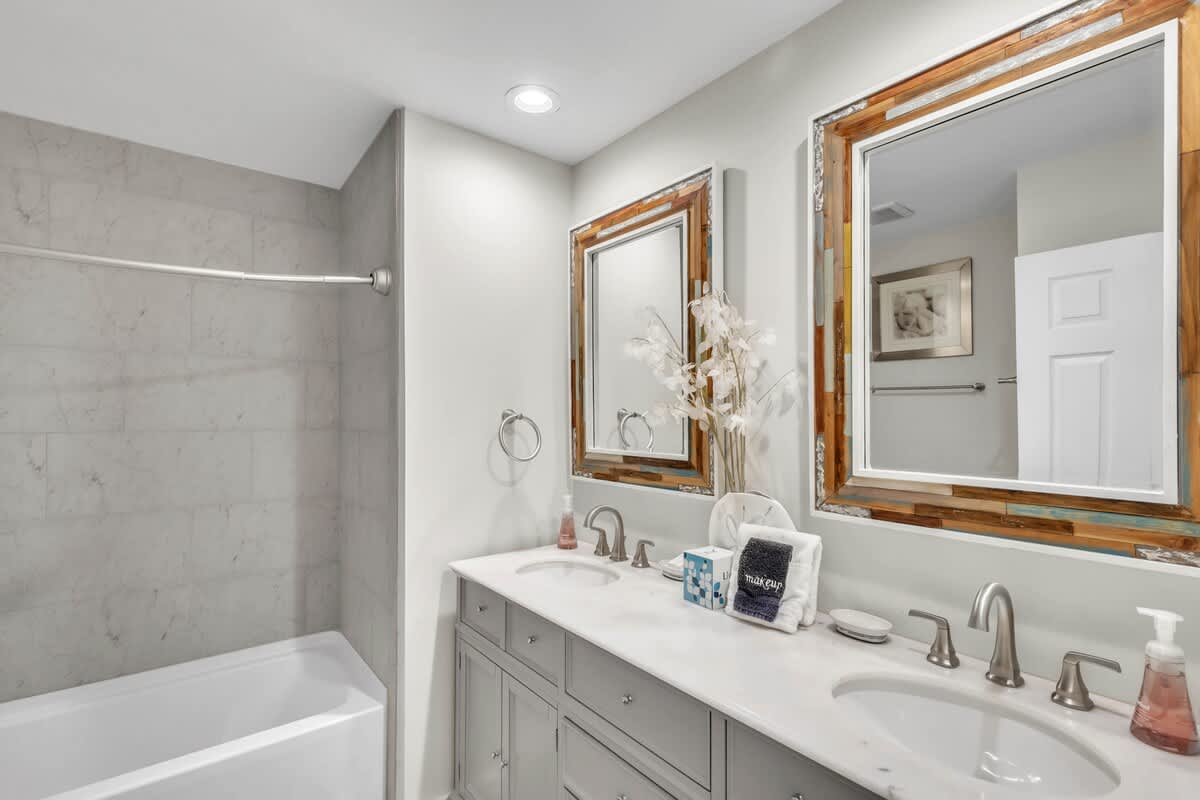 Primary Suite En-Suite Bathroom