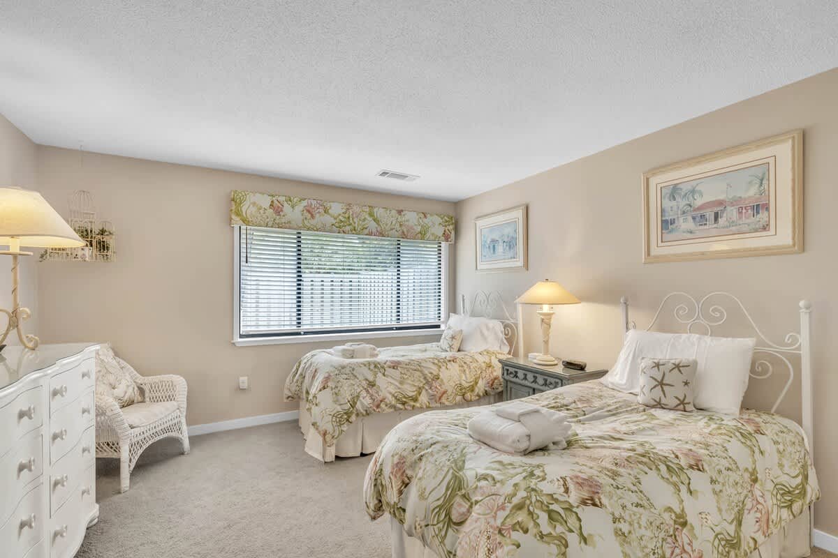 Guest Bedroom with Twin Beds