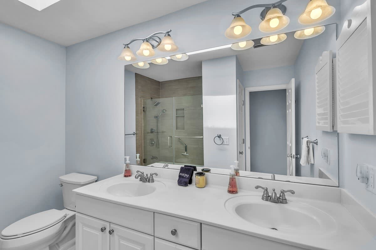 Primary En-Suite Bathroom