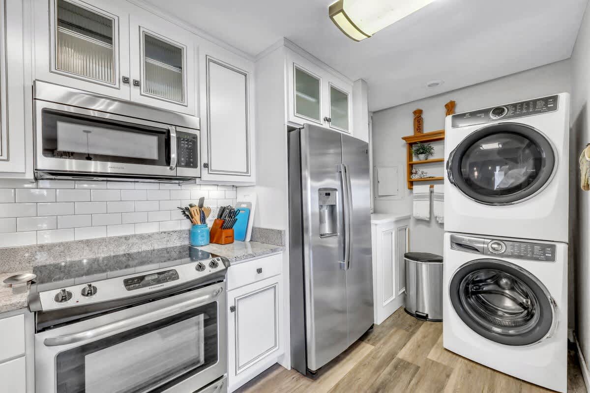 Kitchen with Washer/Dryer