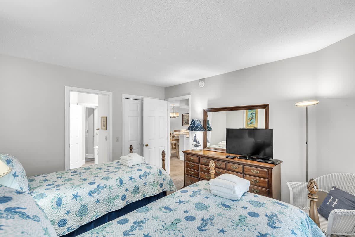 Guest Bedroom with Twin Beds