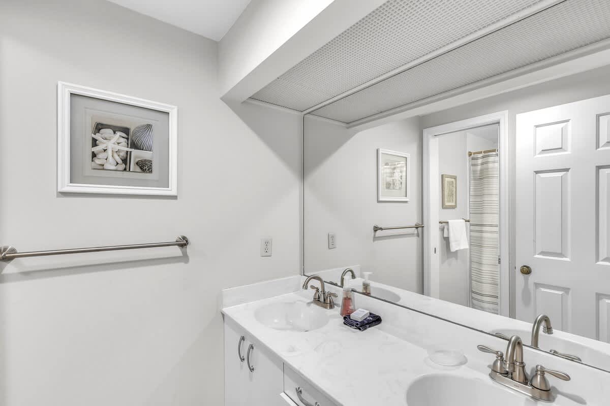 Primary En-Suite Bathroom