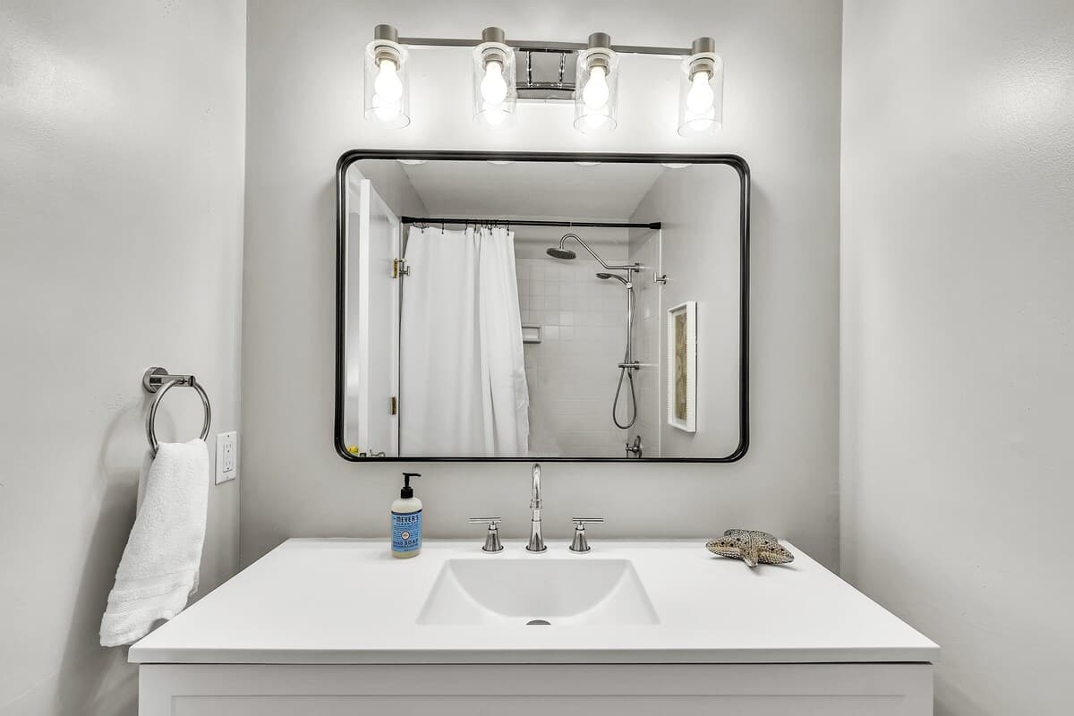 Guest Bedroom En-Suite Bathroom