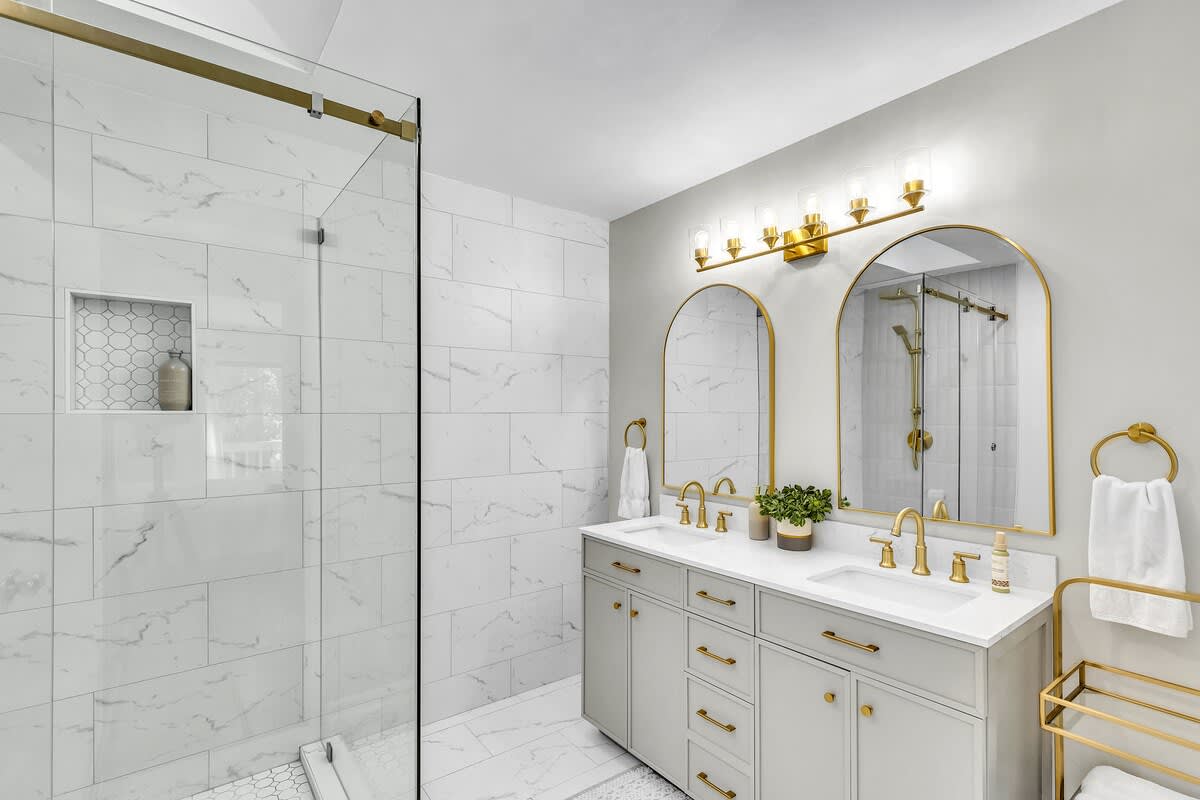 Primary En-Suite Bathroom