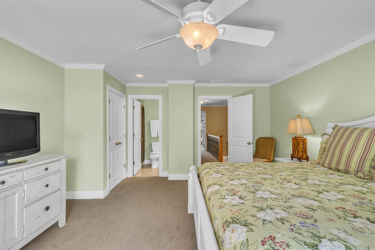 Guest Bedroom with King Bed and En-Suite Bathroom