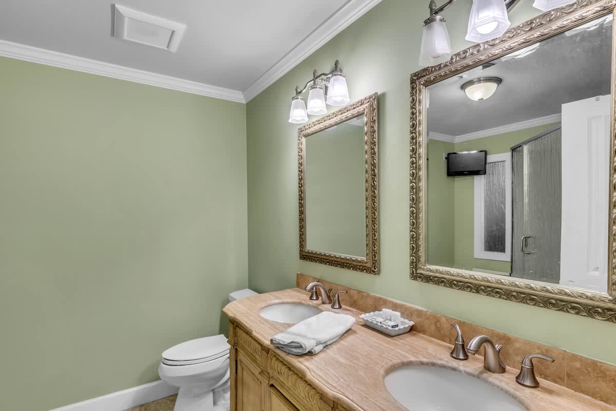 Primary En-Suite Bathroom