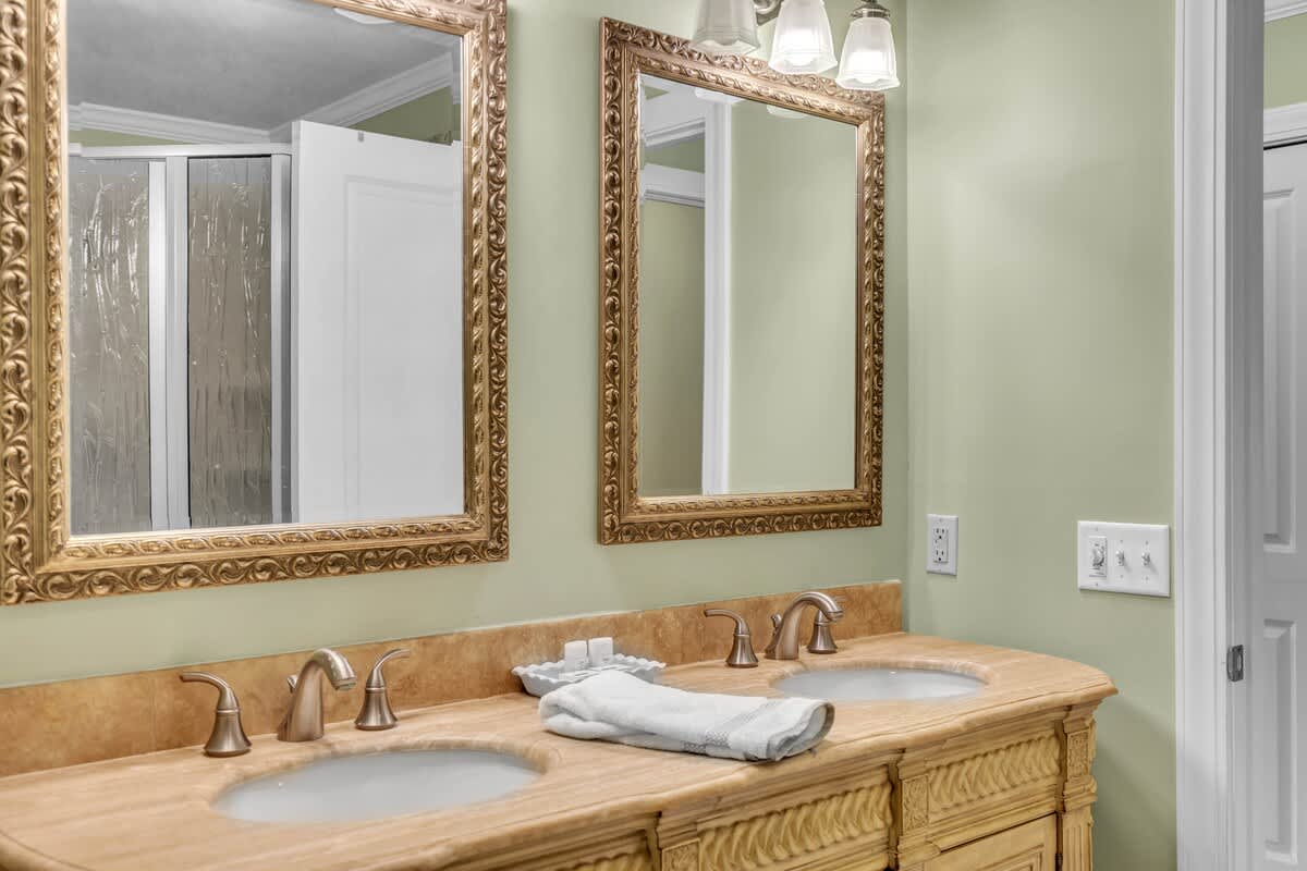 Primary En-Suite Bathroom