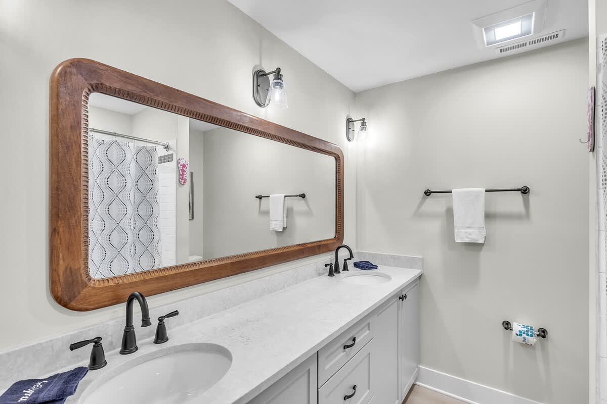 Full Bathroom in Hallway