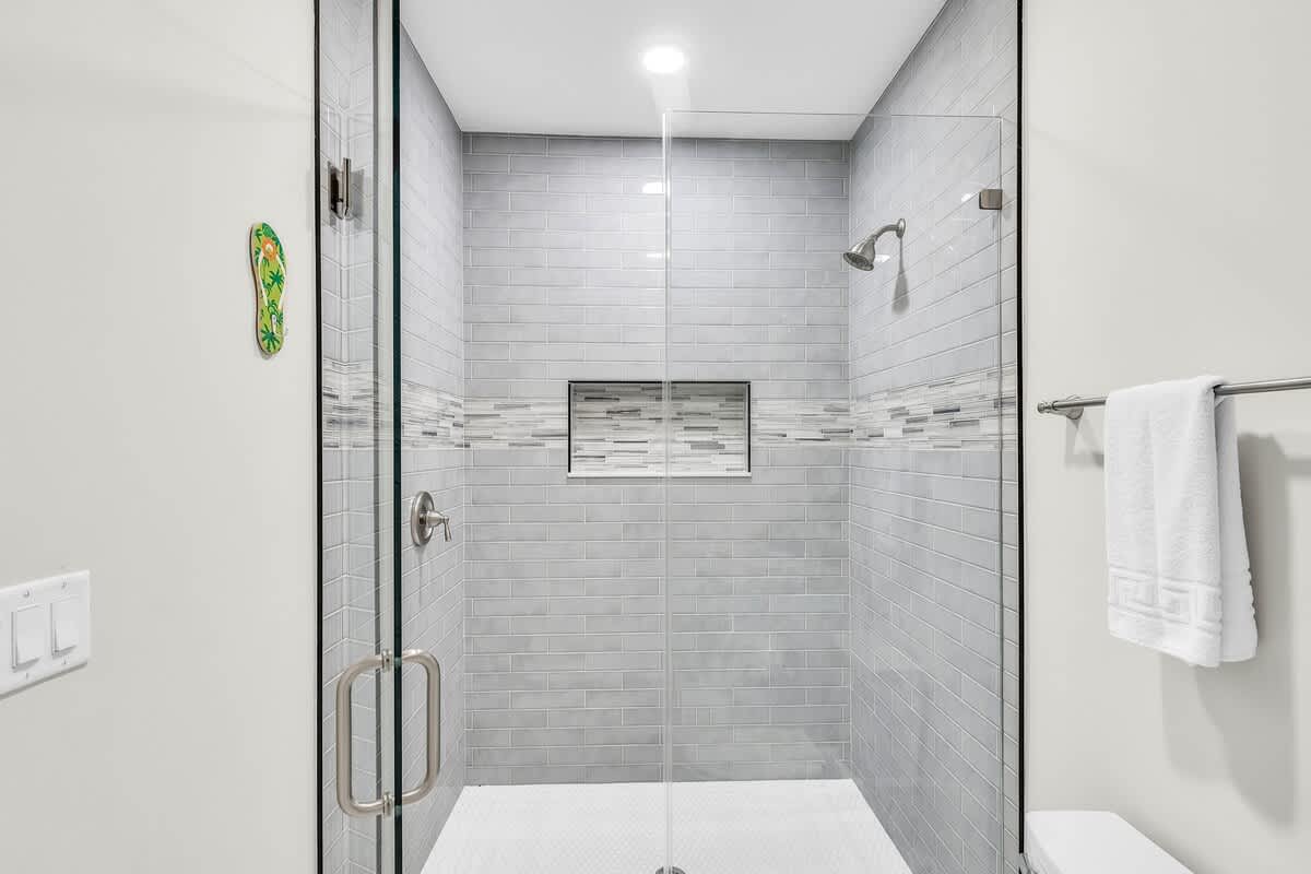 Guest Bedroom En-Suite Bathroom