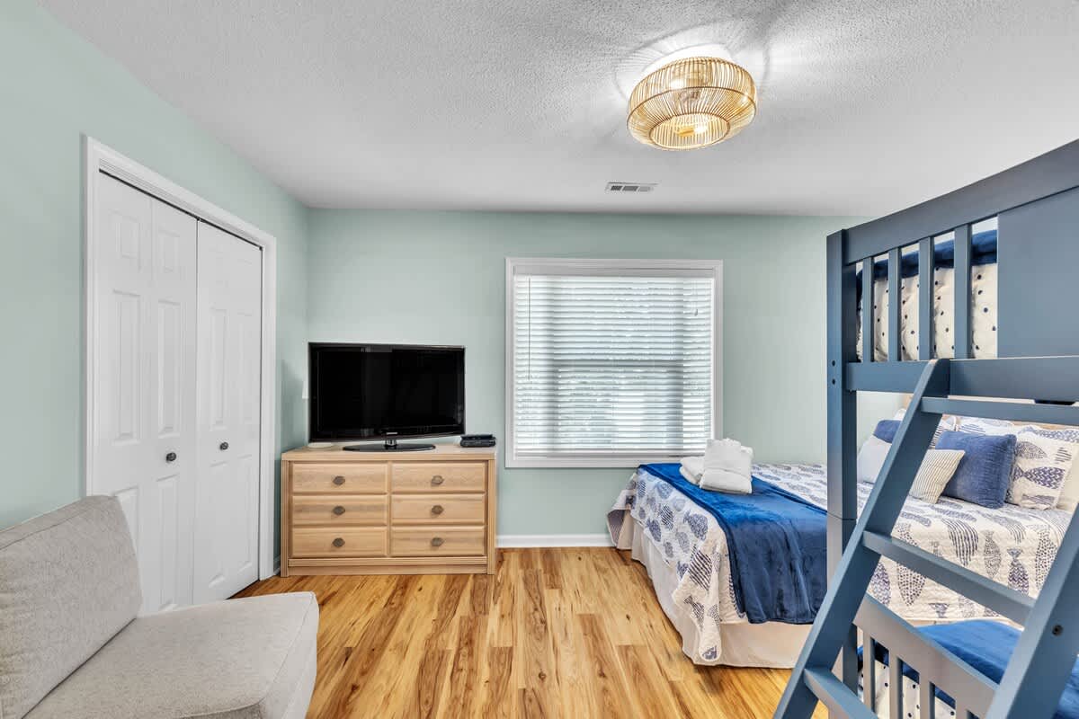 Guest Bedroom with Queen Bed and Twin Bunk Bed with En-Suite Bathroom