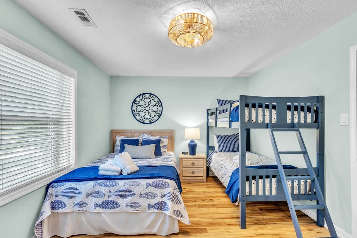 Guest Bedroom with Queen Bed and Twin Bunk Bed with En-Suite Bathroom