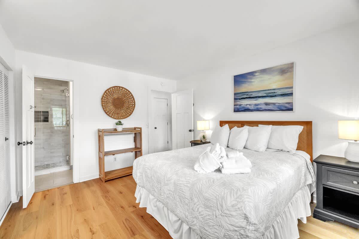 Primary Bedroom with Queen Bed and En-Suite Bathroom