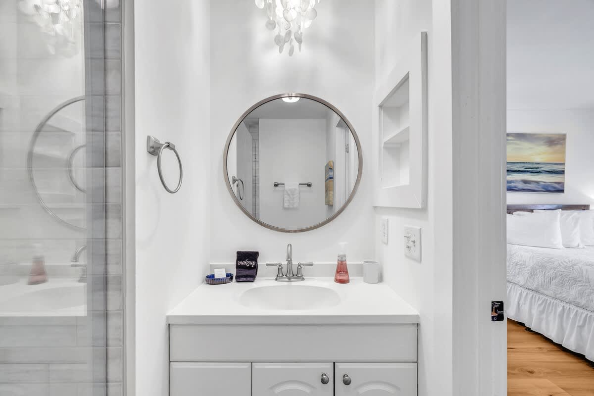 Primary En-Suite Bathroom