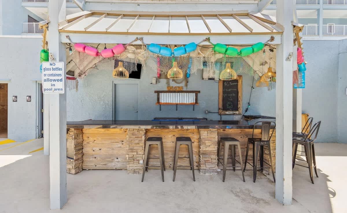 Island Grill and Deli By Outdoor Pool 