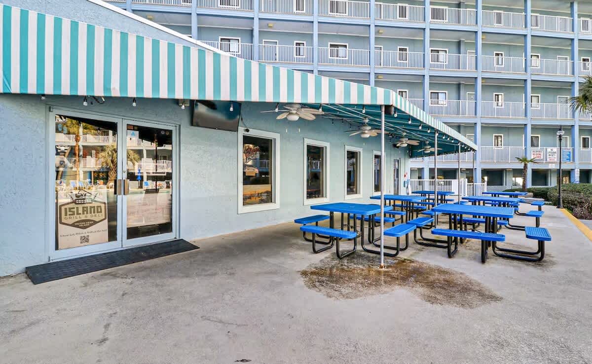 Island Grill and Deli By Outdoor Pool. 