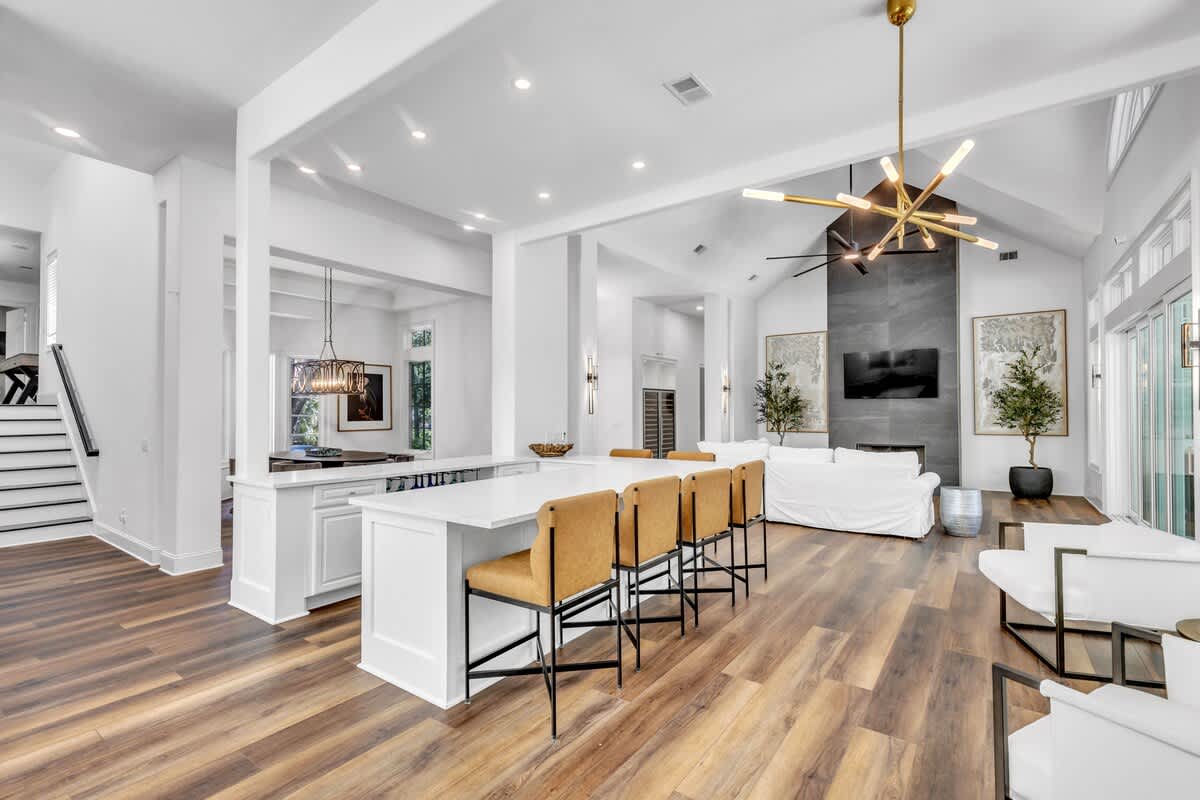 Open Living Space with Central Bar Near Kitchen