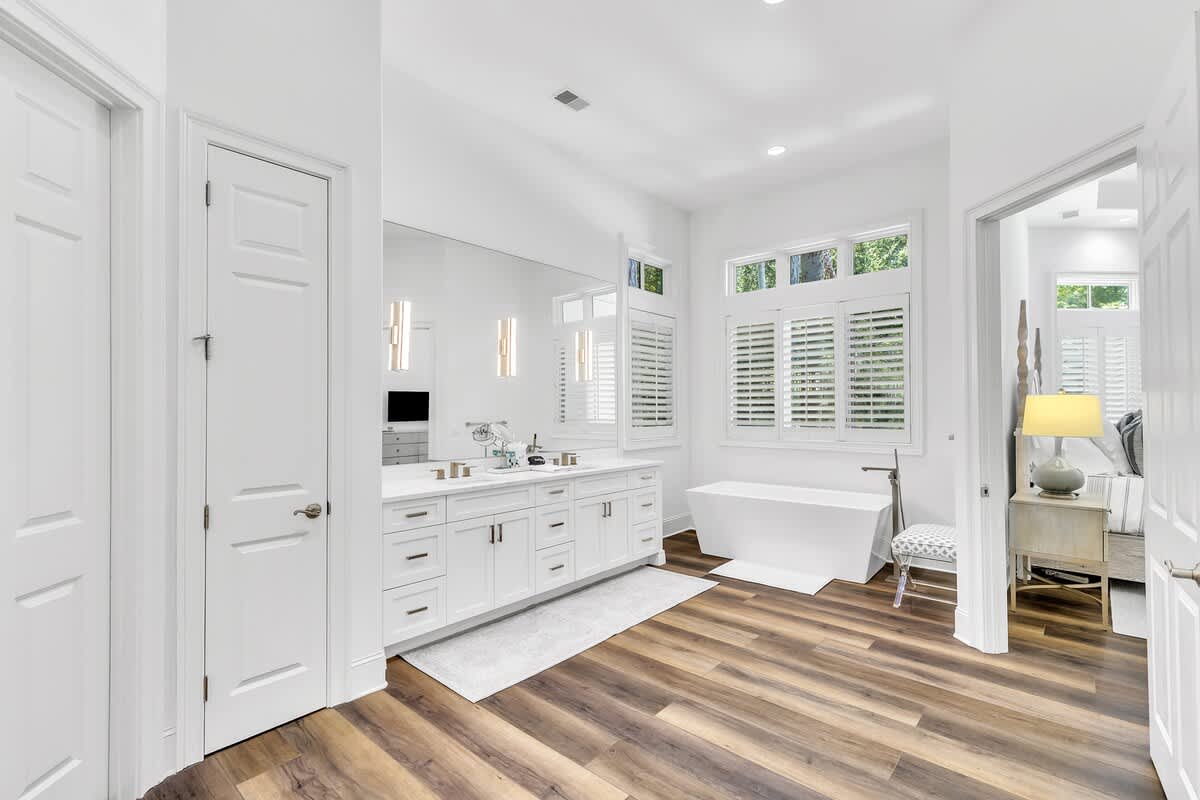 Primary En-Suite Bathroom