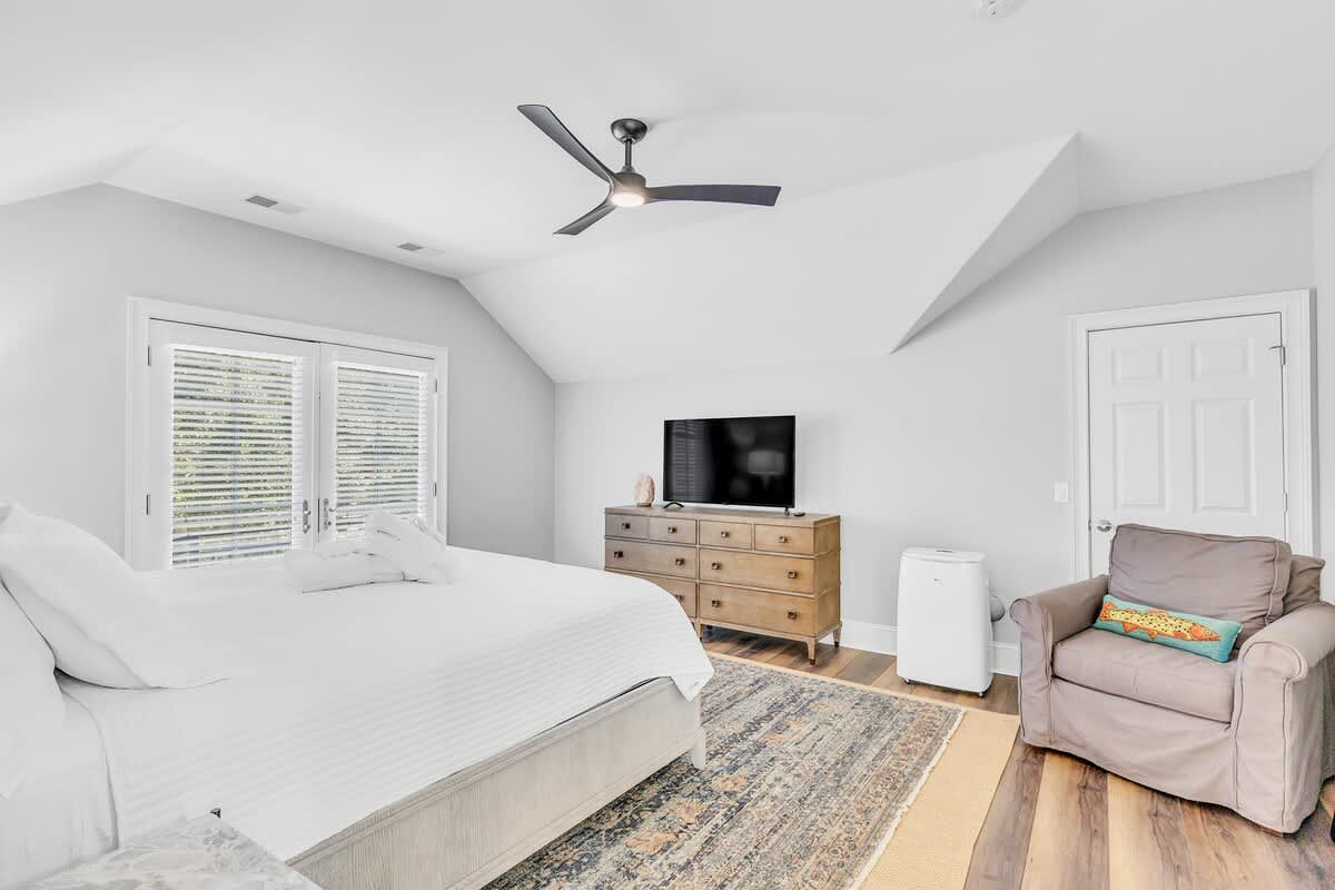 Third Floor Bedroom with King Bed and En-Suite Bathroom