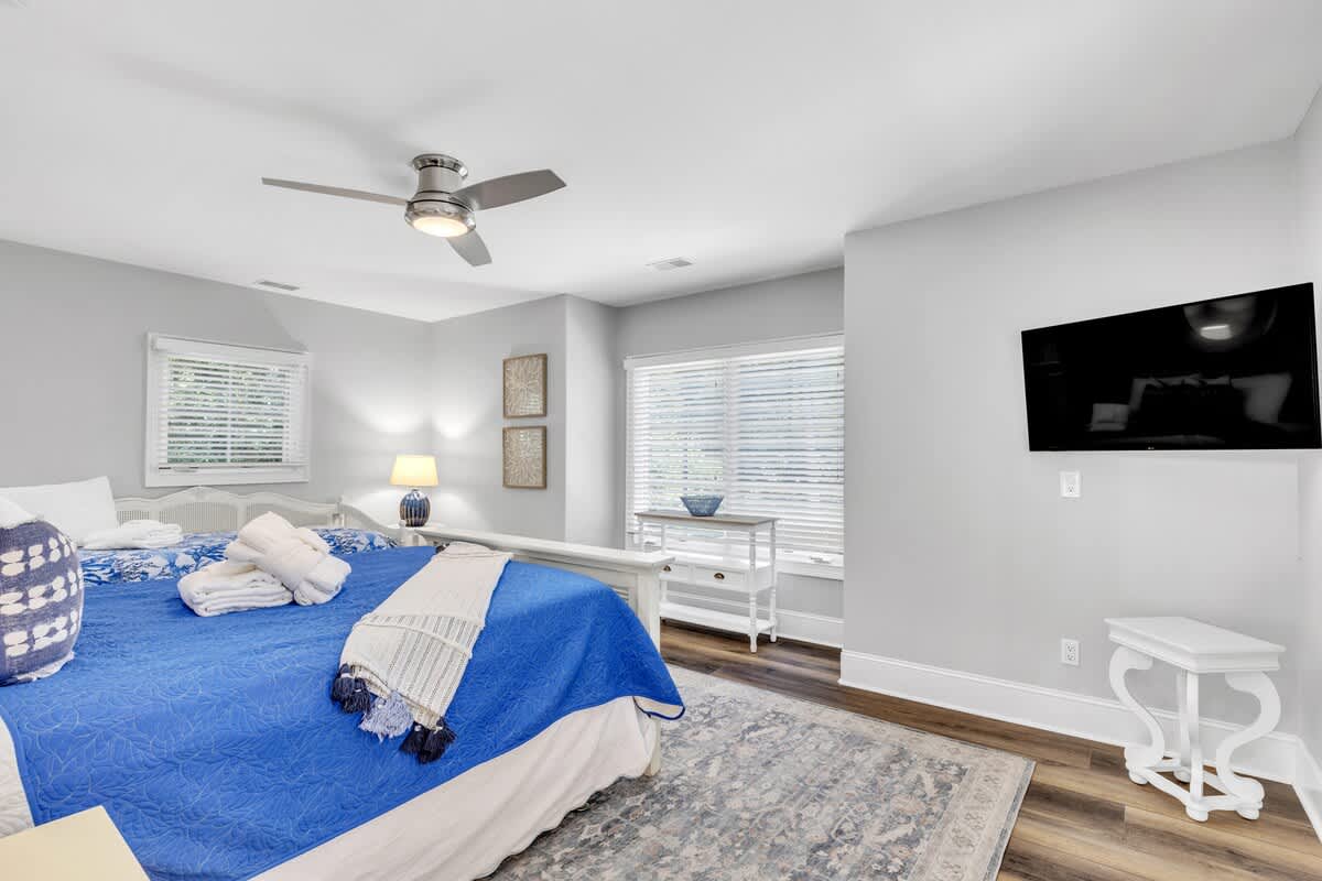 Second Floor Bedroom with Queen Bed, Twin Daybed, and En-Suite Bathroom