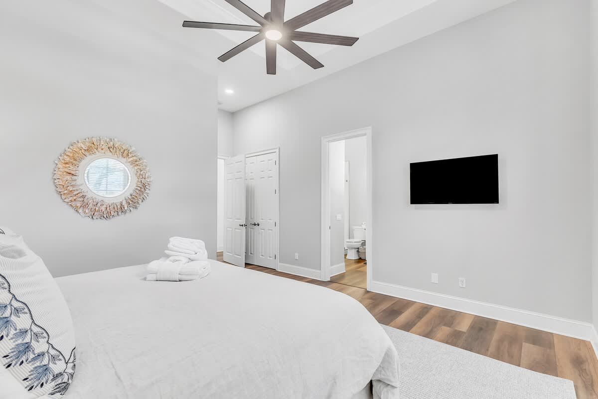 Bedroom with King Bed and En-Suite Bathroom