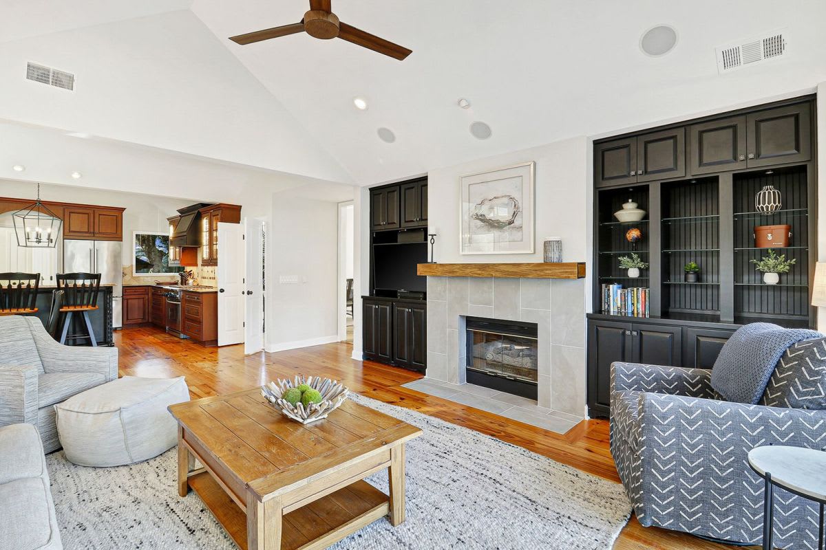 Stunning Craftsmanship (Fireplace not for guest use)