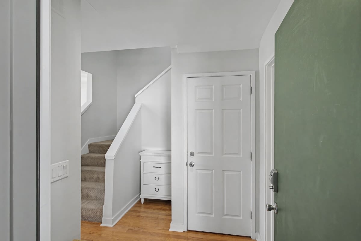987 Inverness Village 7
