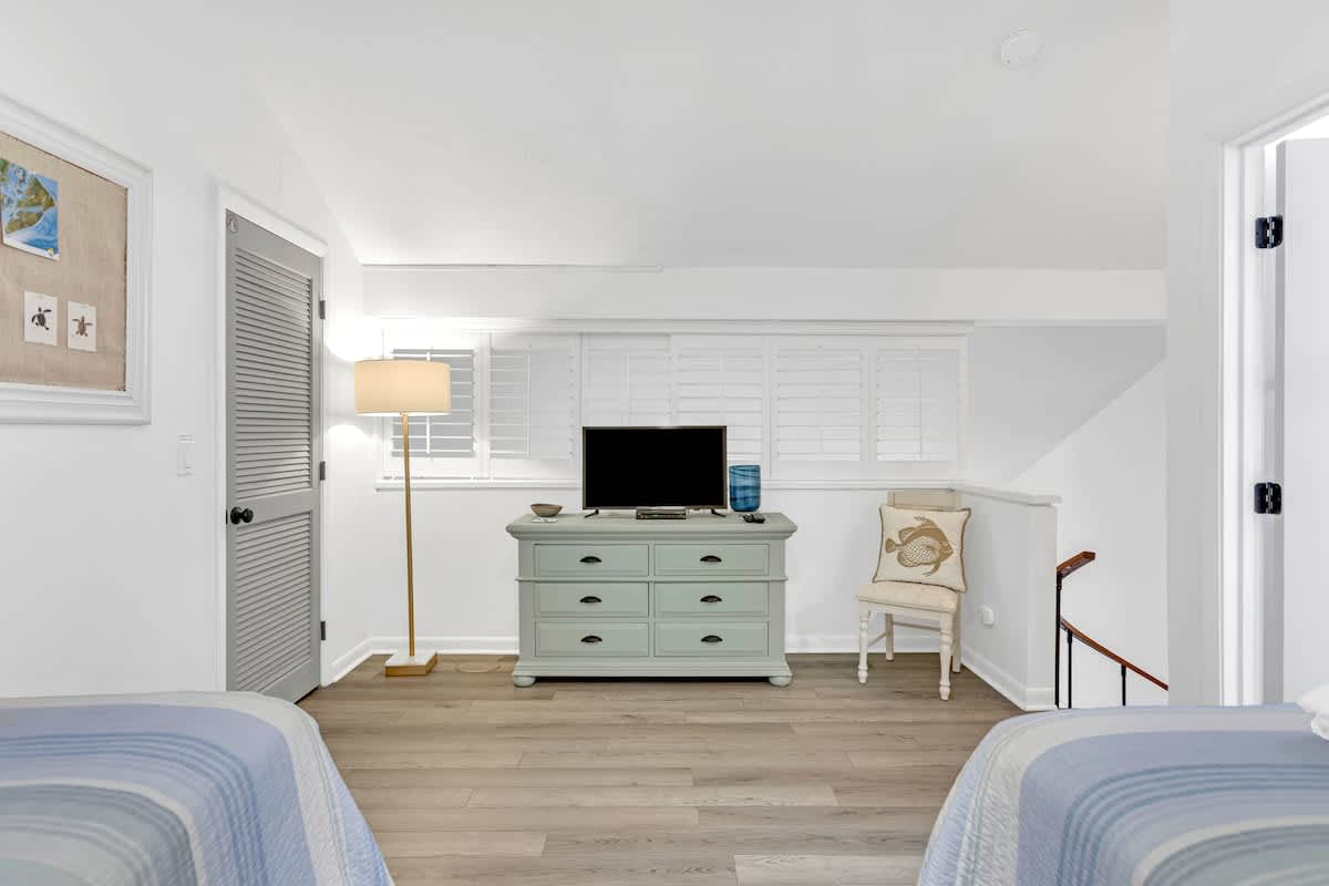 Guest Bedroom with Twin Beds
