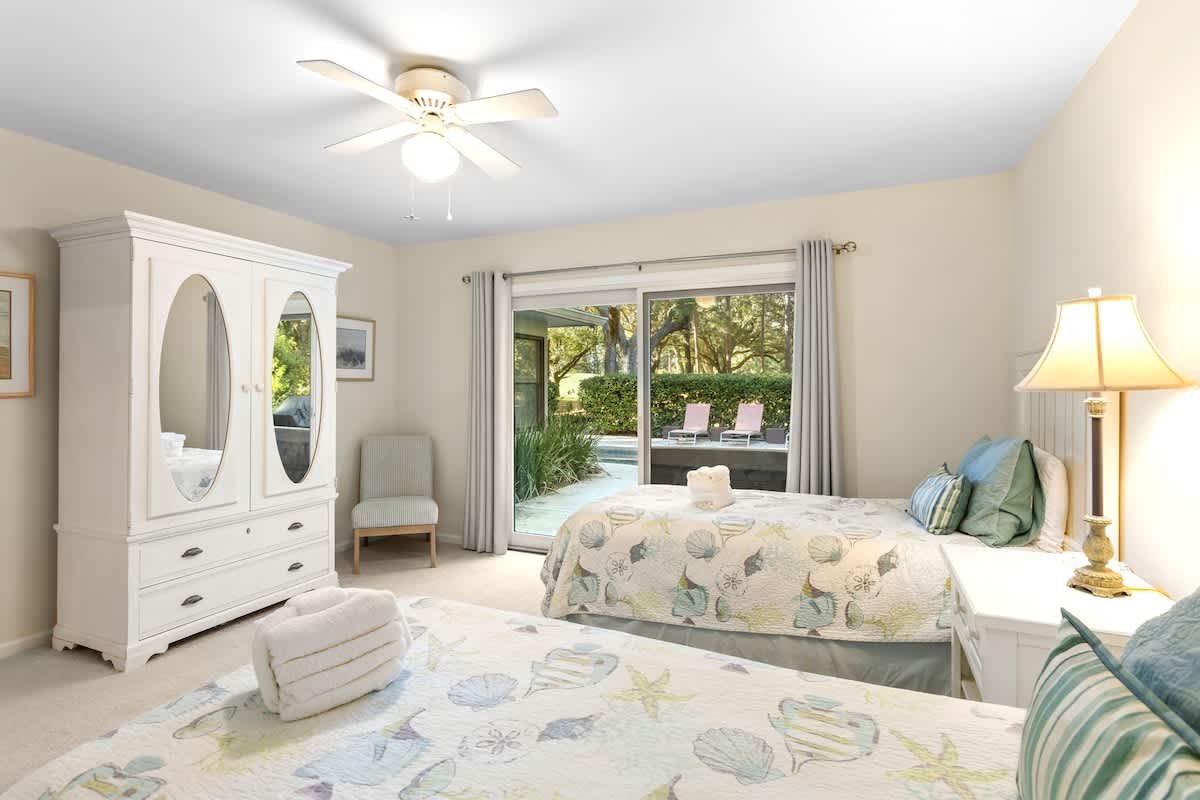 Guest Bedroom with Twin Beds