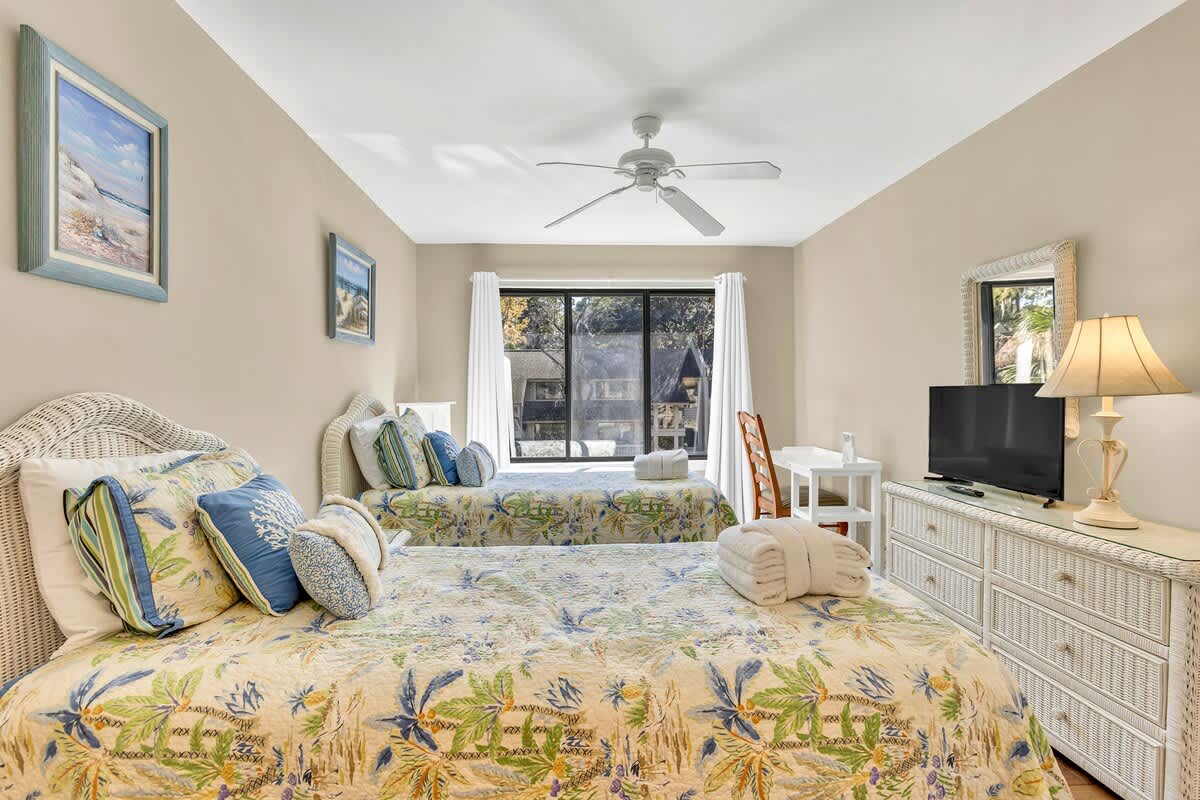 Guest Bedroom with Twin Beds 