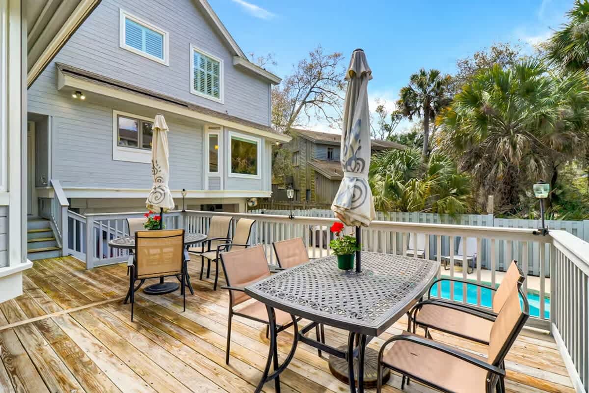 Gather around this spacious deck where you'll enjoy meals al fresco with pool views and tropical surroundings as your backdrop.