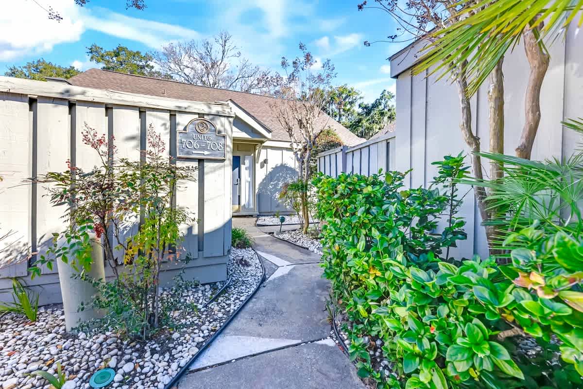 707 Queen's Grant 5