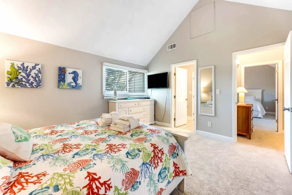 Drift into peaceful sleep on your colorful coral-themed bedding while enjoying the vaulted ceilings and tropical artwork adorning your private retreat.