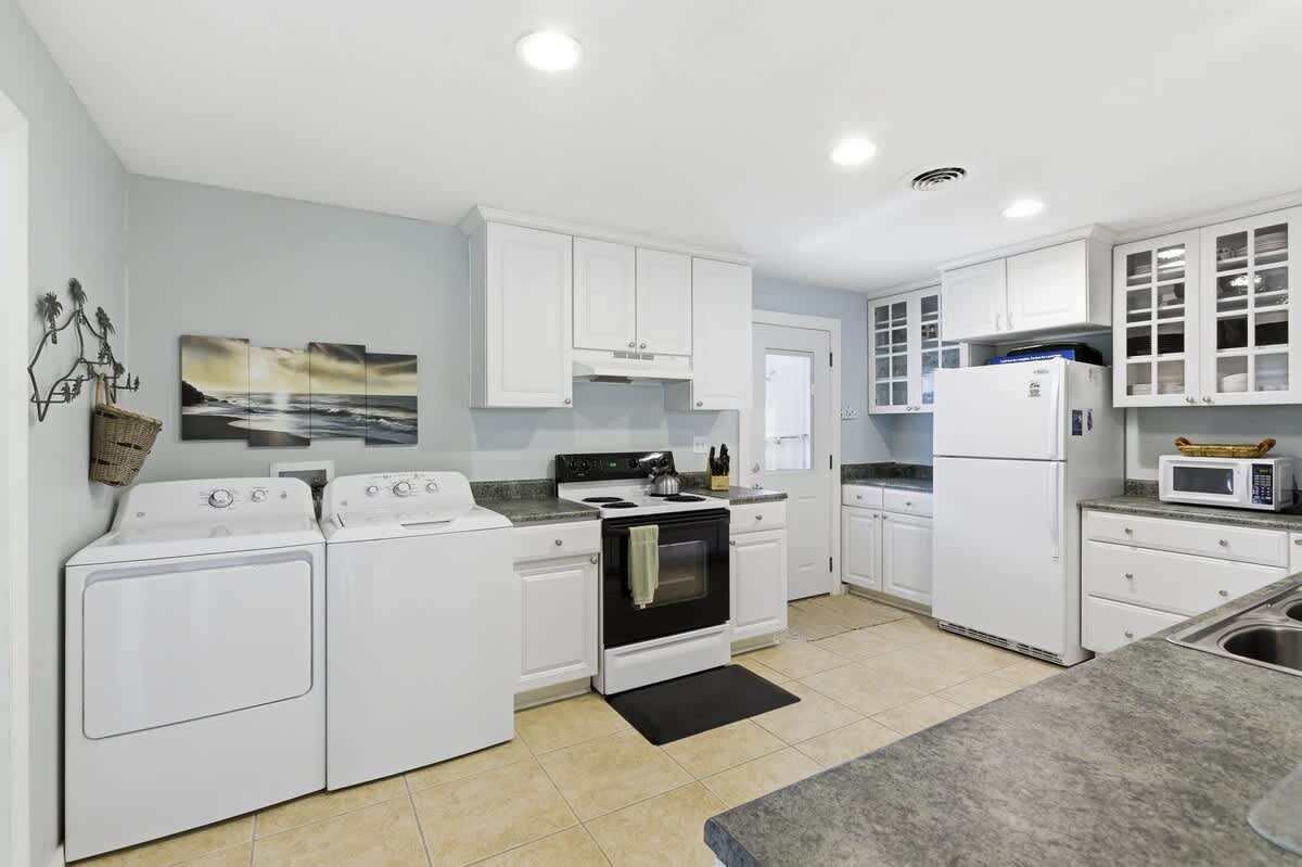 Your fully equipped kitchen and laundry combo offers everything you need, from cooking delicious meals to keeping clothes fresh during your stay.
