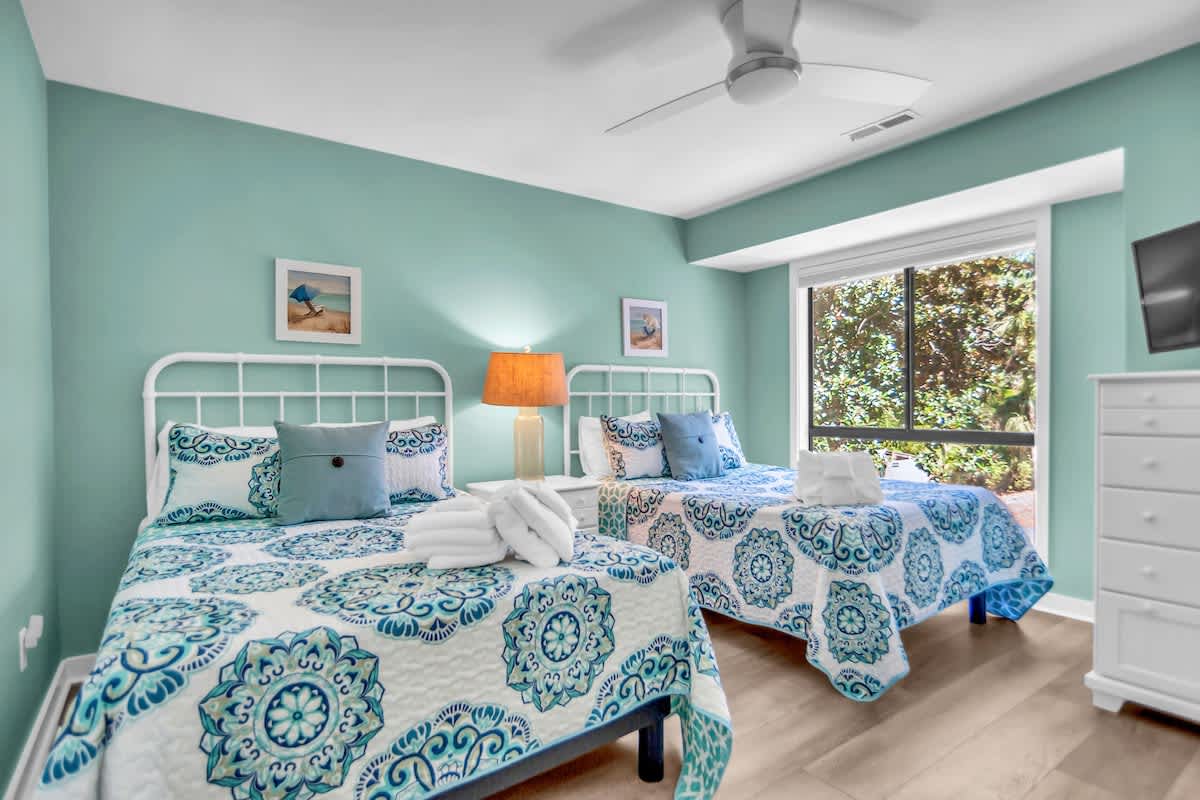 Guest Bedroom with Queen Beds and En-Suite Bathroom