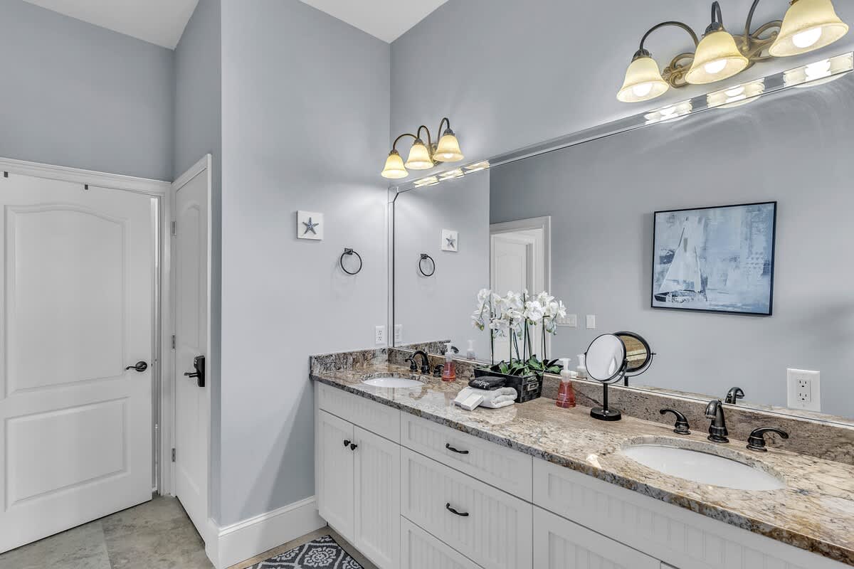 Primary En-Suite Bathroom