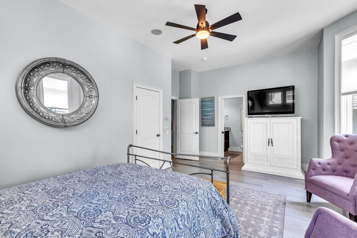 Guest Bedroom with Queen Bed