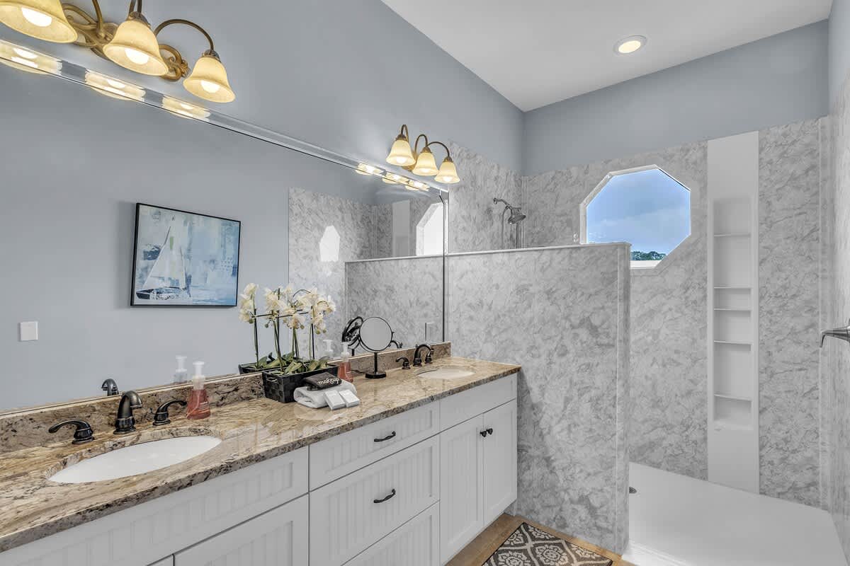 Primary En-Suite Bathroom