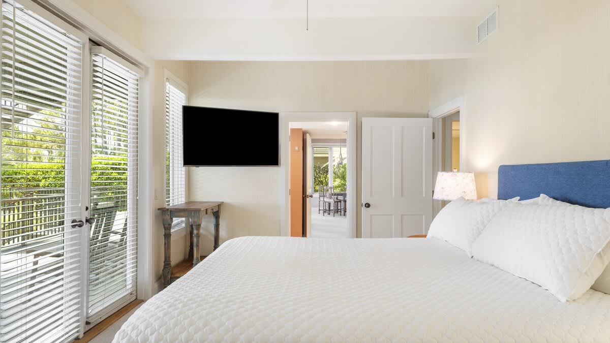Guest Bedroom with King Bed and En-Suite Bathroom
