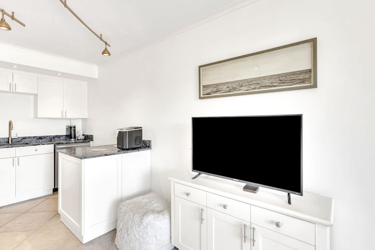 Unwind in your bright, modern space with a full kitchen and cozy living area perfect for streaming your favorite shows.