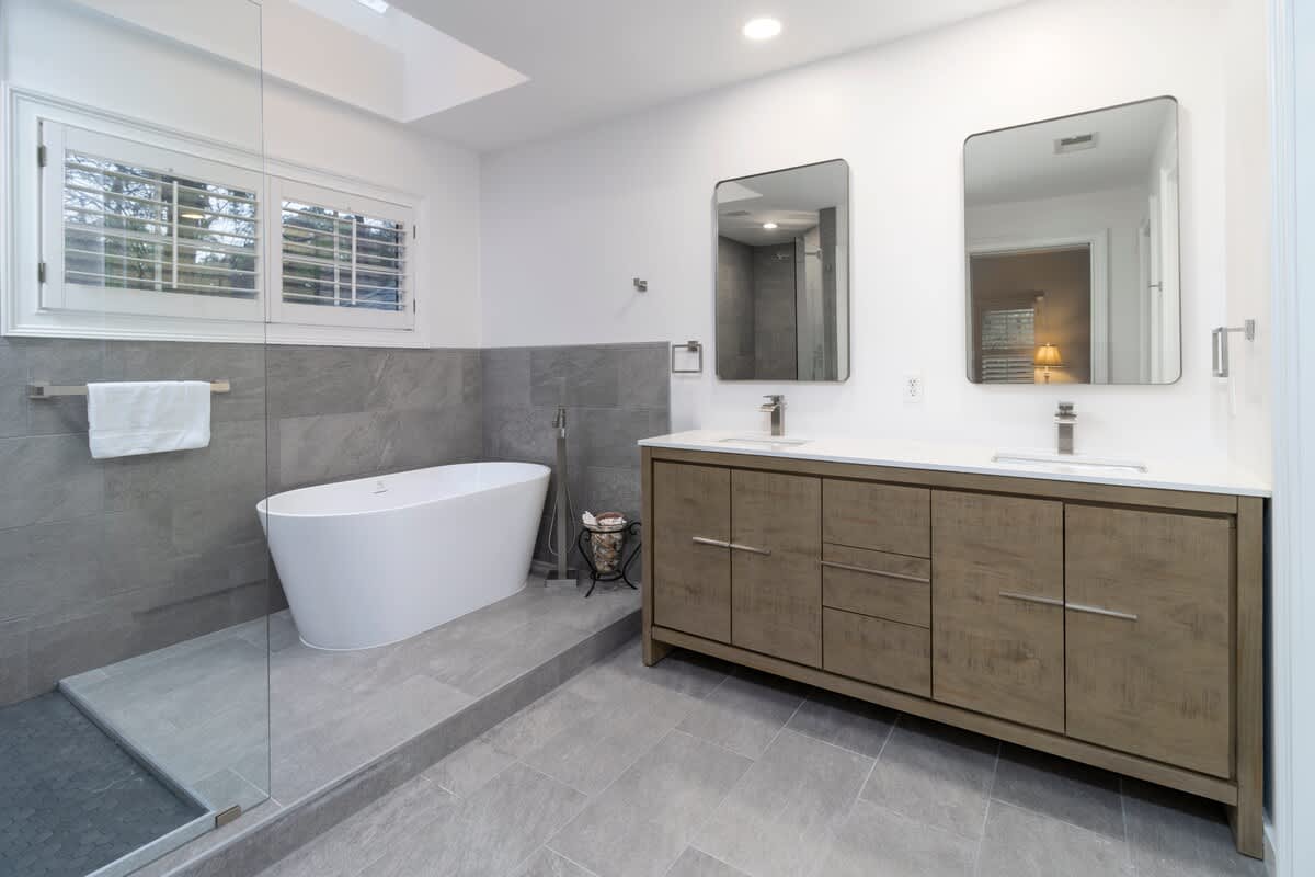 Guest Bathroom with Shower and Tub