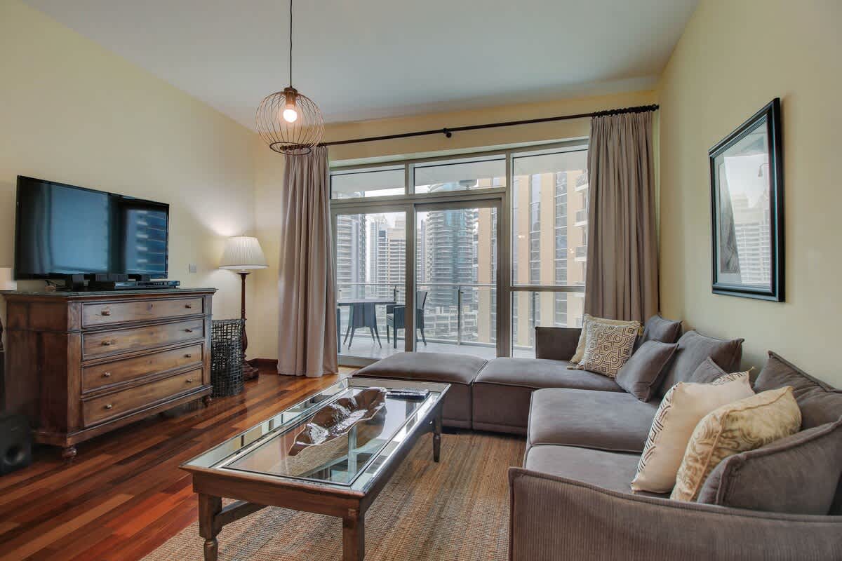 Dubai Marina 2BR: Balcony, Pool & Gym! - Image 1