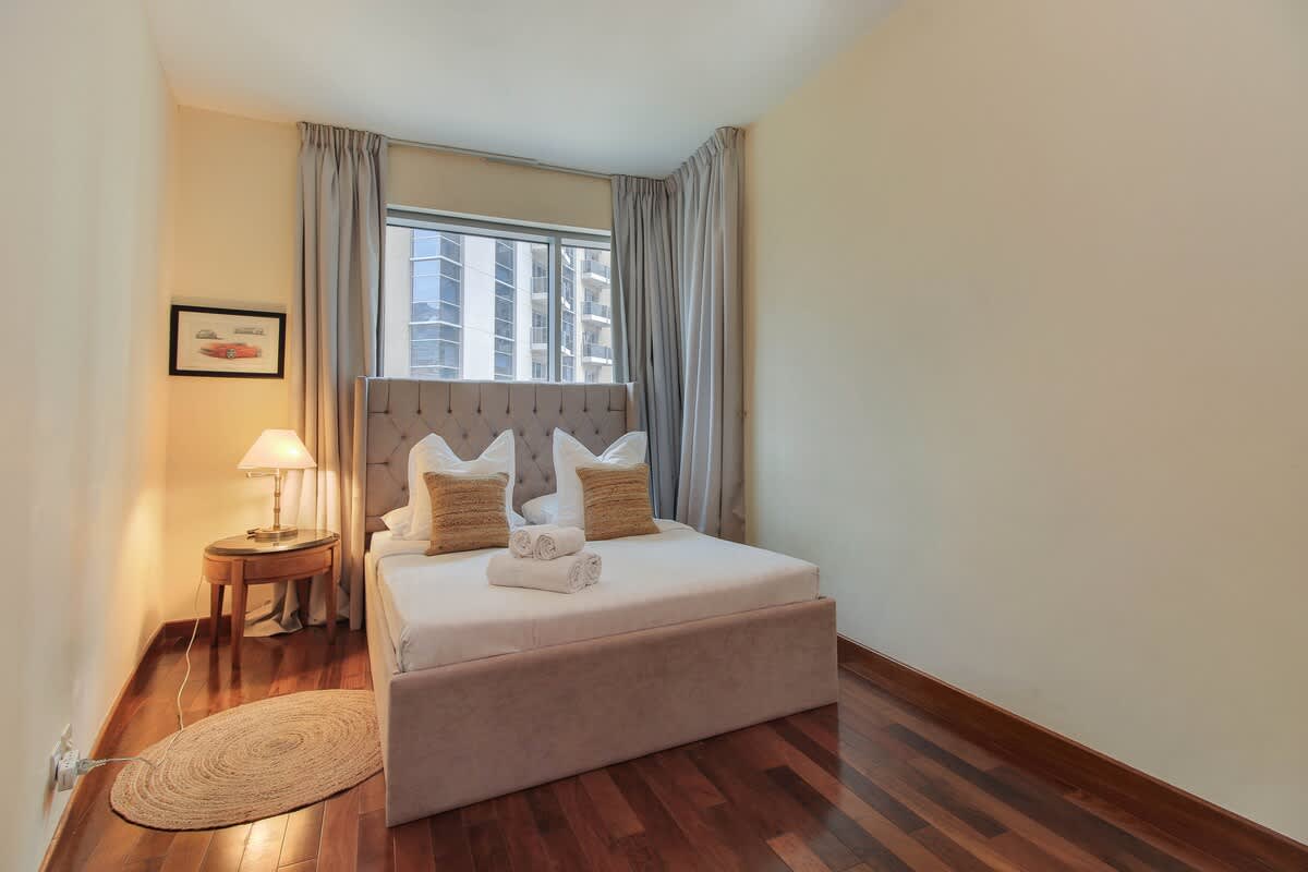 Dubai Marina 2BR: Balcony, Pool & Gym! - Image 4
