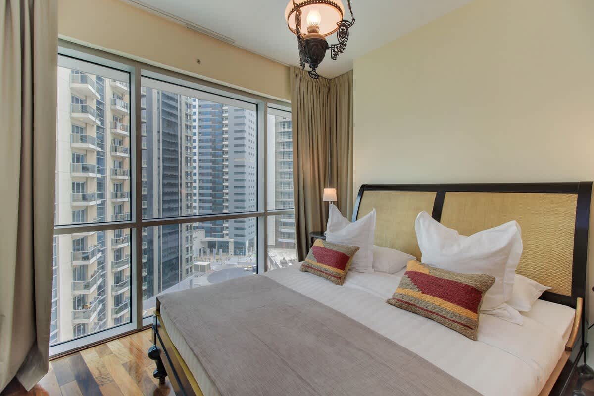 Dubai Marina 2BR: Balcony, Pool & Gym! - Image 5