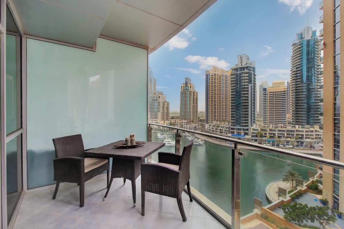 Dubai Marina 2BR: Balcony, Pool & Gym! - Image 8