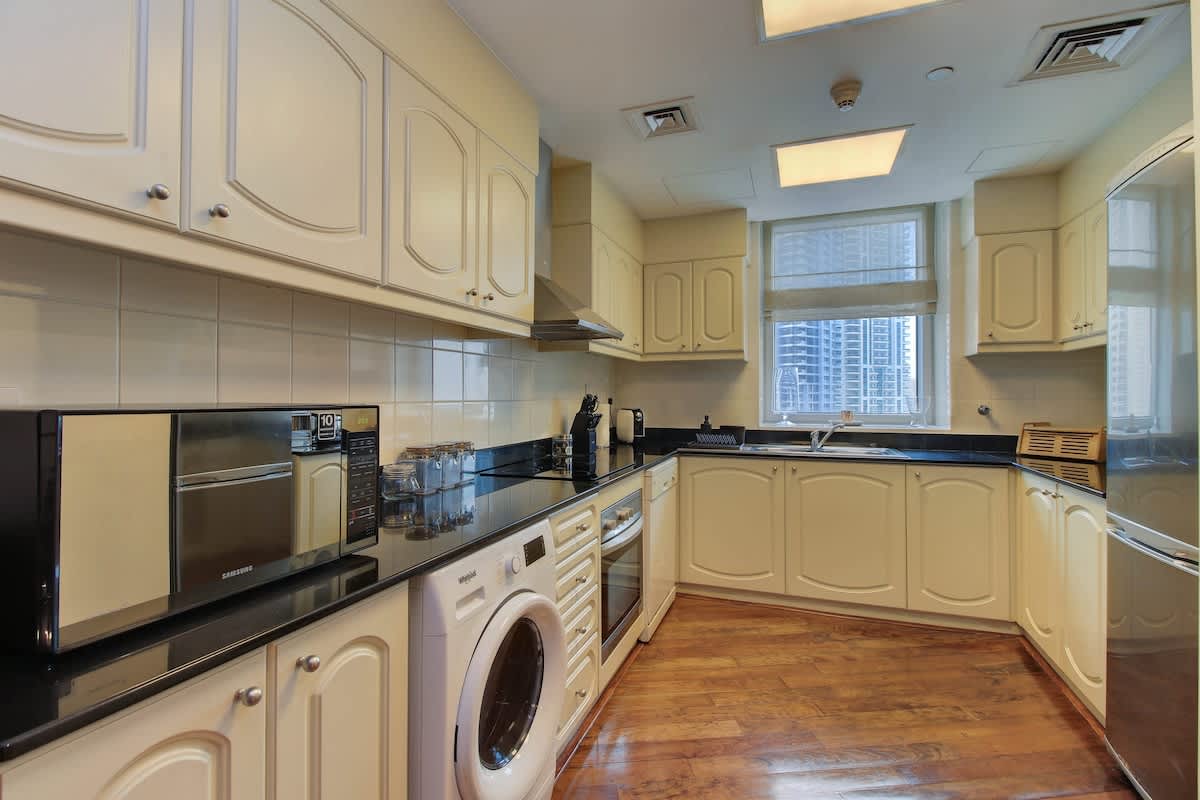 Dubai Marina 2BR: Balcony, Pool & Gym! - Image 3