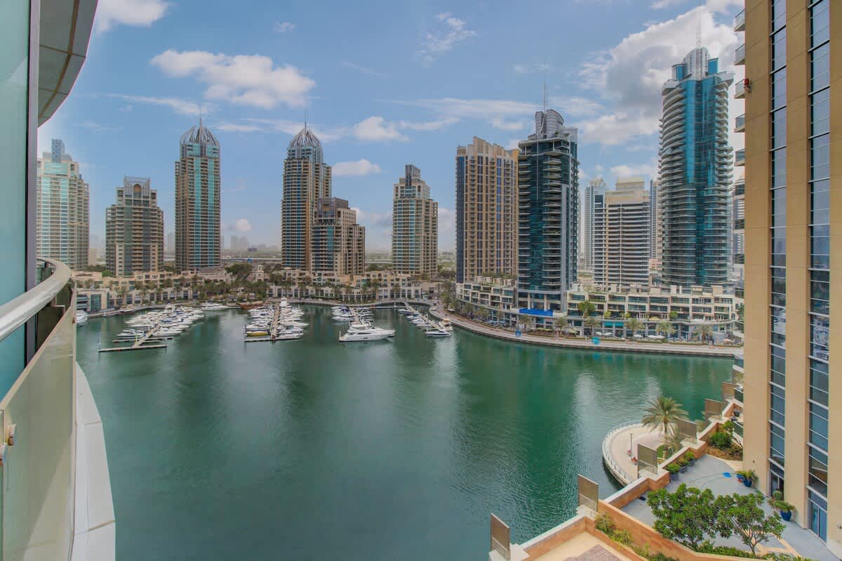Dubai Marina 2BR: Balcony, Pool & Gym! - Image 9