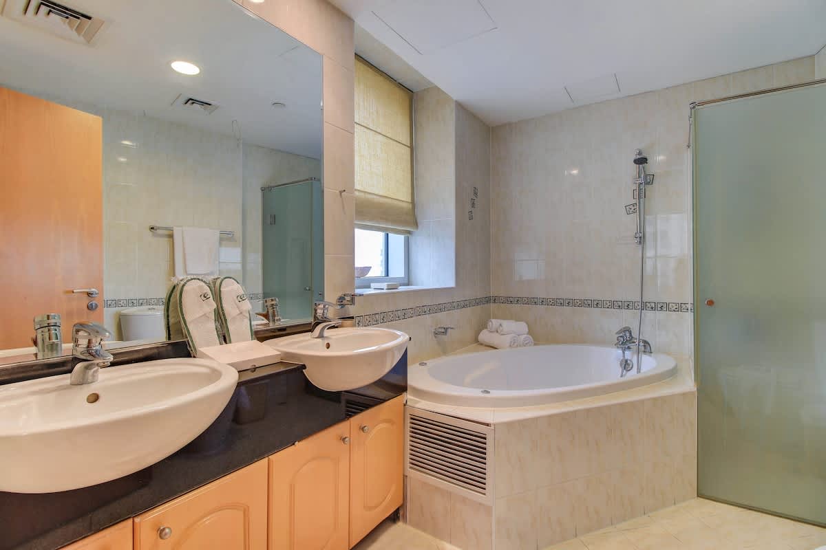 Dubai Marina 2BR: Balcony, Pool & Gym! - Image 6