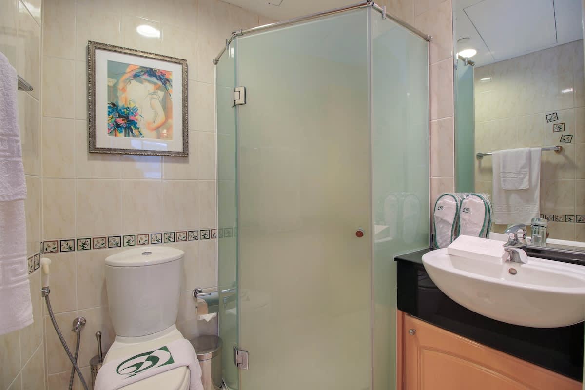Dubai Marina 2BR: Balcony, Pool & Gym! - Image 7