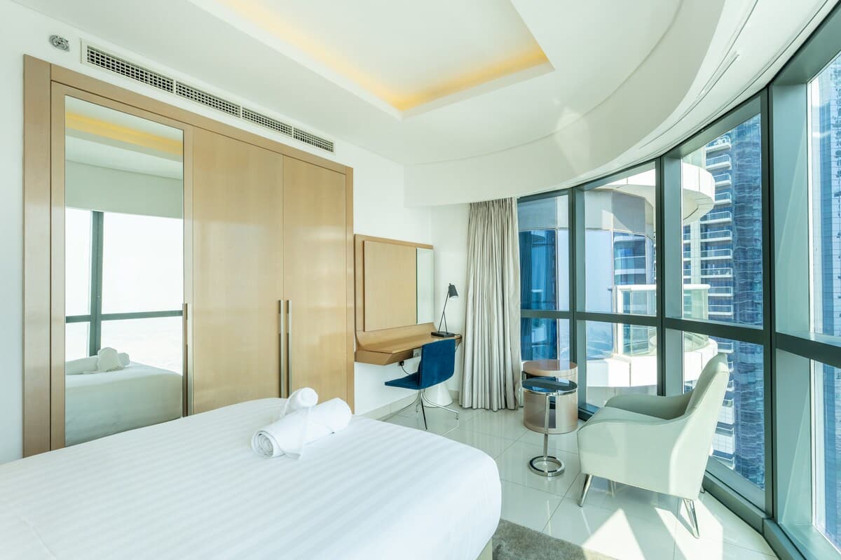 Luxury 3BR Apartment with Pool & Gym in Dubai - Image 21
